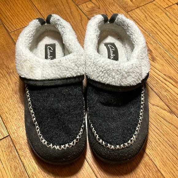 Clarks Shoes - Clarks | women’s slippers with leather upper and Sherpa lining shoe size 8